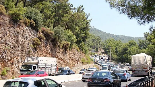 Karayolunda yine uzun kuyruklar oluştu