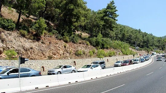 Karayolunda yine uzun kuyruklar oluştu