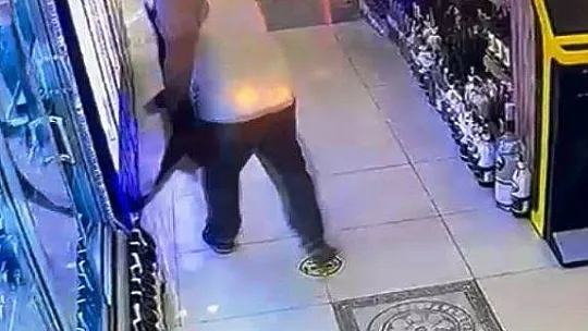 KARDEŞİNİN MARKETİNE BALTAYLA SALDIRDI