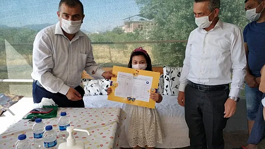 Fethiye'de öğrenciler karnelerini evlerinde aldılar