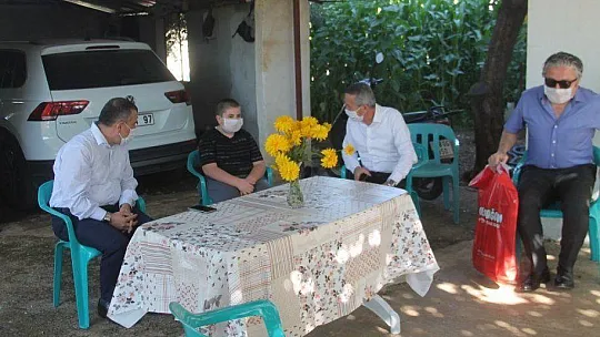 Fethiye'de öğrenciler karnelerini evlerinde aldılar