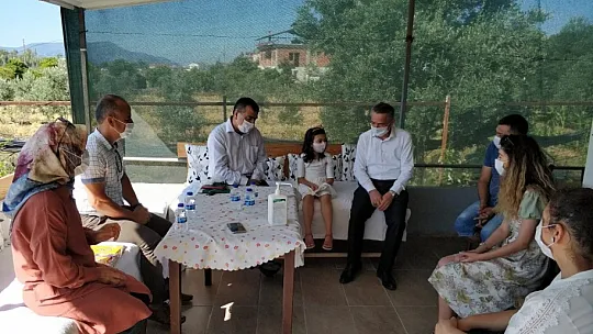 Fethiye'de öğrenciler karnelerini evlerinde aldılar
