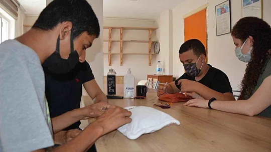 Kas becerilerini geliştirmek için çıktıkları yolda, para kazanmaya başladılar