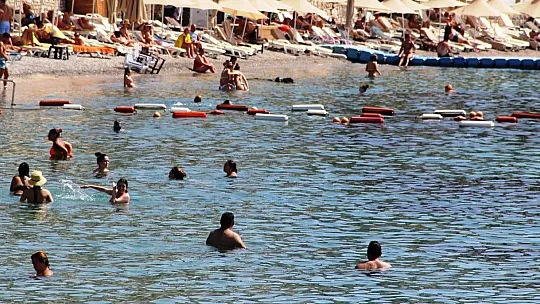Kavurucu sıcağı gören denize koştu