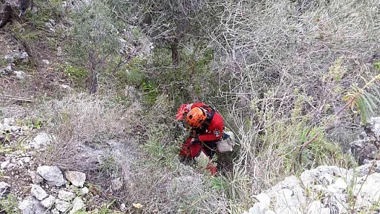 Kayalık alanda 6 gündür mahsur kalan keçi kurtarıldı
