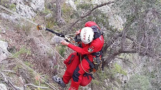 Kayalık alanda 6 gündür mahsur kalan keçi kurtarıldı