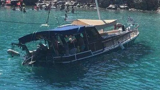 Kayalıklara çarpan tekne karaya oturdu
