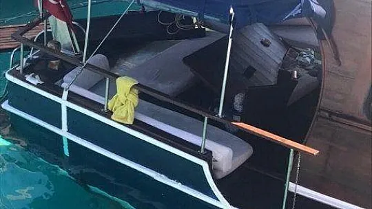 Kayalıklara çarpan tekne karaya oturdu