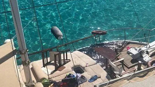Kayalıklara çarpan tekne karaya oturdu