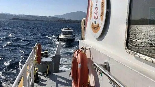 Kayalıklara oturan tekneyi Kıyı Emniyet kurtardı
