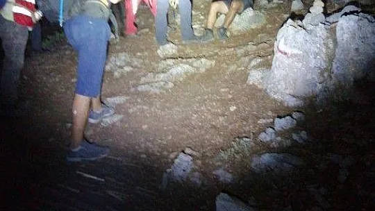 Kayalıklarda mahsur kalan 2 kişi kurtarıldı
