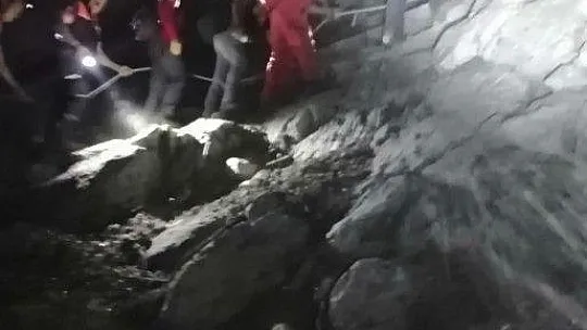 Kayalıklarda mahsur kalan 2 kişi kurtarıldı