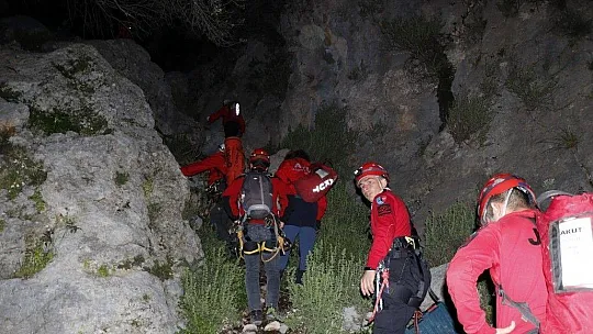 Kayalıklardan düşen şahıs 4 saat süren çalışma ile kurtarıldı