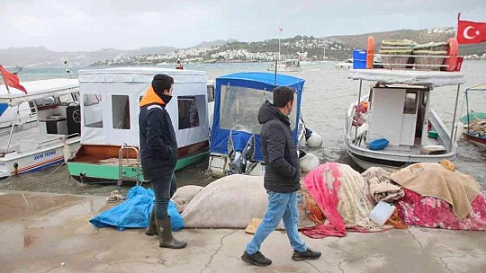 Kayıklar alabora oldu, tekne kıyıya vurdu