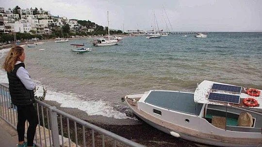 Kayıklar alabora oldu, tekne kıyıya vurdu