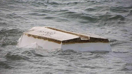 Kayıklar alabora oldu, tekne kıyıya vurdu