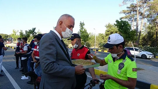 Kaymakam Aksoy'dan görev başındaki kolluk kuvvetlerine baklava ikramı