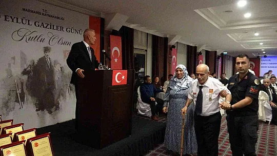 Marmaris Kaymakamı Aksoy'dan gazilere plaket