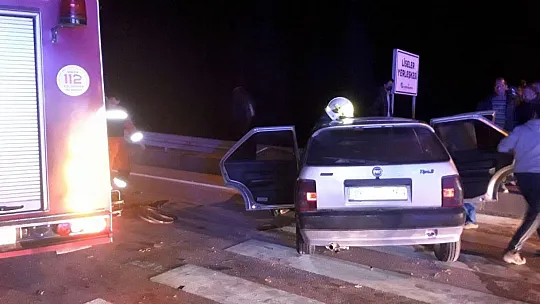 Kaza yapan otomobilde sıkışan sürücüyü itfaiye kurtardı