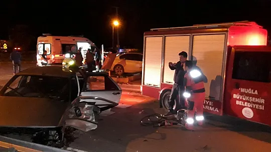 Kaza yapan otomobilde sıkışan sürücüyü itfaiye kurtardı