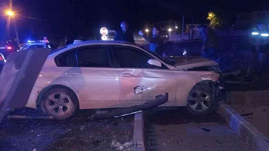 Kaza yapan otomobilde sıkışan sürücüyü itfaiye kurtardı