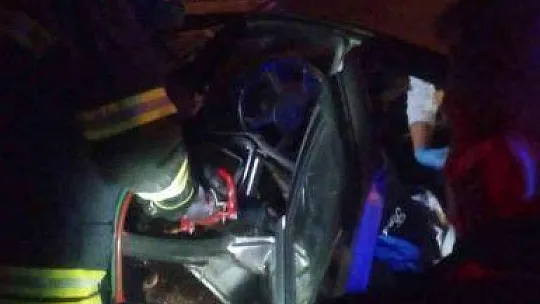 Kaza yapan otomobilde sıkışan sürücüyü itfaiye kurtardı