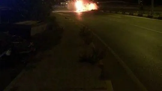 Kaza yaparak alev alan otomobildeki 2 kişi saniyelerle kurtuldu