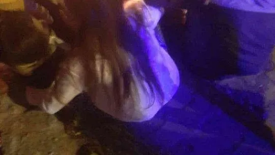 Kaza yaparak alev alan otomobildeki 2 kişi saniyelerle kurtuldu