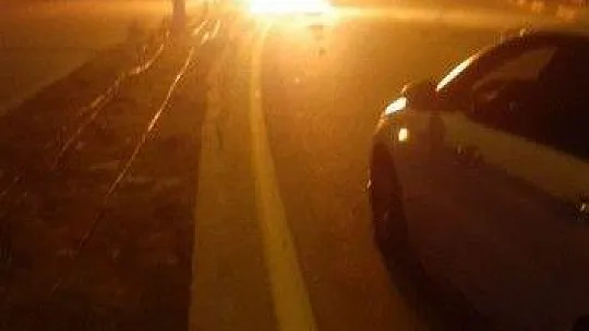 Kaza yaparak alev alan otomobildeki 2 kişi saniyelerle kurtuldu