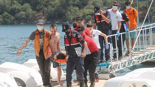 KAYALARDAN DENİZE DÜŞEN TATİLCİ HASTANEYE YETİŞTİRİLDİ