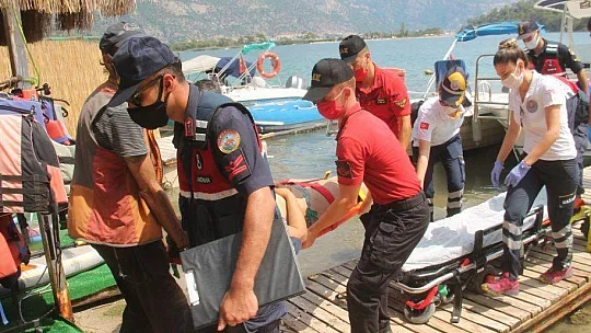 KAYALARDAN DENİZE DÜŞEN TATİLCİ HASTANEYE YETİŞTİRİLDİ