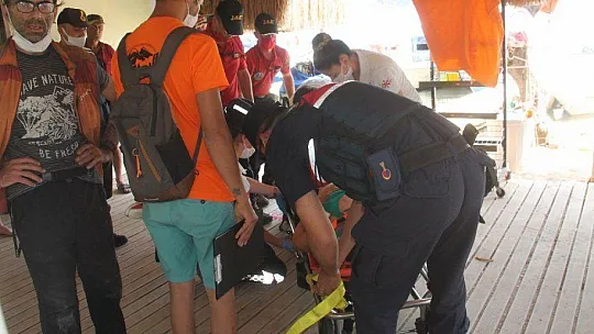 KAYALARDAN DENİZE DÜŞEN TATİLCİ HASTANEYE YETİŞTİRİLDİ