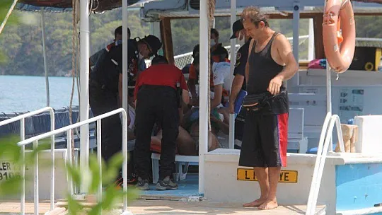 KAYALARDAN DENİZE DÜŞEN TATİLCİ HASTANEYE YETİŞTİRİLDİ