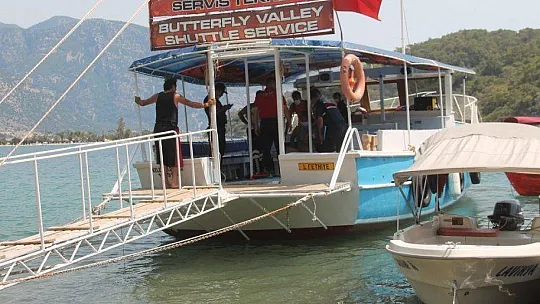 KAYALARDAN DENİZE DÜŞEN TATİLCİ HASTANEYE YETİŞTİRİLDİ