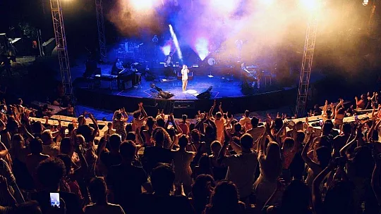 Kenan Doğulu'nun antik tiyatroda izdihamı