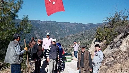 Kendi imkanlarıyla zeytinlik yollarını yaptırdı