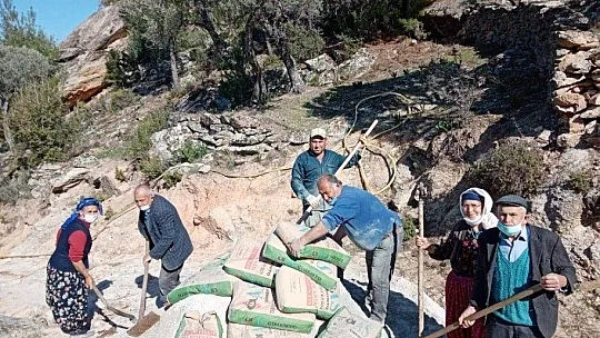 Kendi imkanlarıyla zeytinlik yollarını yaptırdı
