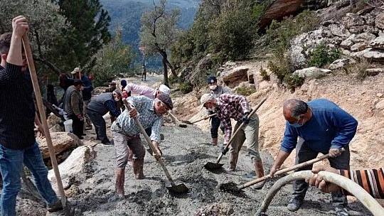 Kendi imkanlarıyla zeytinlik yollarını yaptırdı
