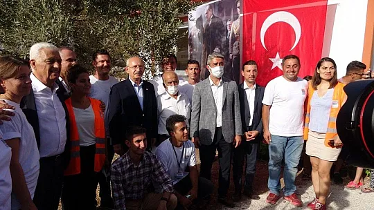 Kılıçdaroğlu Marmaris'te evleri yanan aileyi ziyaret etti, yeşillenen bir ağacın fotoğrafını çekti