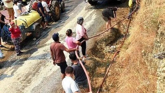 Kimisi şişeyle söndürdü, kimisi hortumu tuttu, kimisi su taşıdı