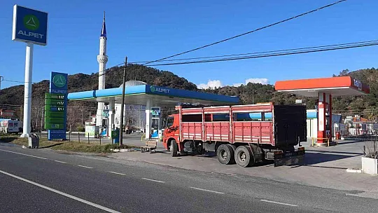 Kira alamıyoruz dediler, kamyonlarla benzinliğin giriş çıkışını kapattılar