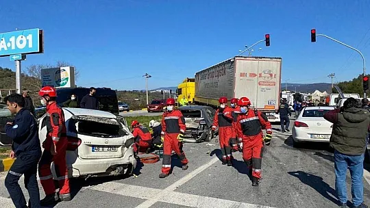 Kırmızı ışıkta duran otomobillere çarptı 7 kişi yaralandı