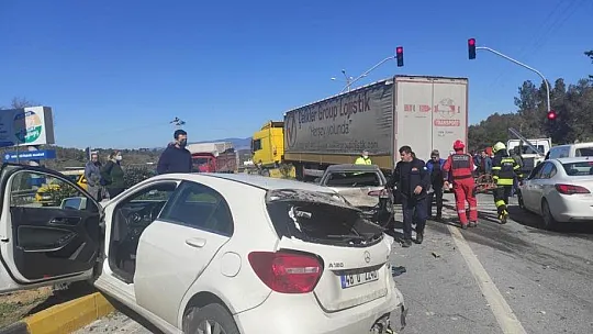 Kırmızı ışıkta duran otomobillere çarptı 7 kişi yaralandı