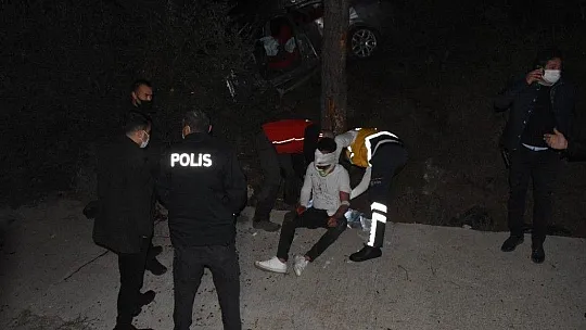 Kısıtlamada sokağa çıktılar, polisin 'dur' ihtarına uymayınca kaza yaptılar