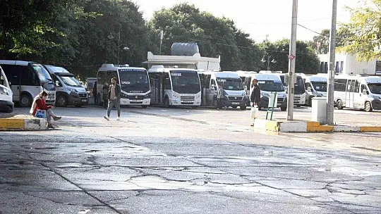 Kıyafetleri kirli olduğu için minibüste oturtulmayan işçi, işten çıkarılan şoförün yeniden işe alınmasını istedi