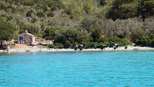 Kıyılardan ve denizden binlerce ton çöp çıktı