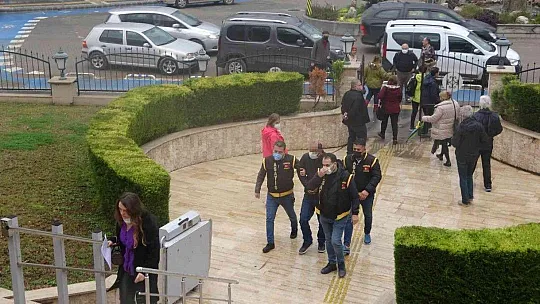 Kız öğrencilere tacizde bulunan şahıs yakalanarak adliyeye sevk edildi