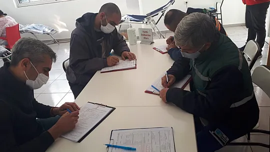 Belediye personeli Kızılay'a kan verdi