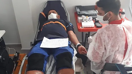 Belediye personeli Kızılay'a kan verdi