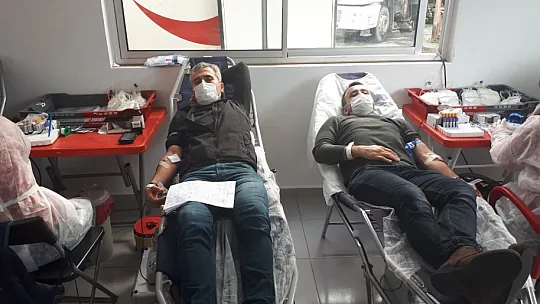 Belediye personeli Kızılay'a kan verdi